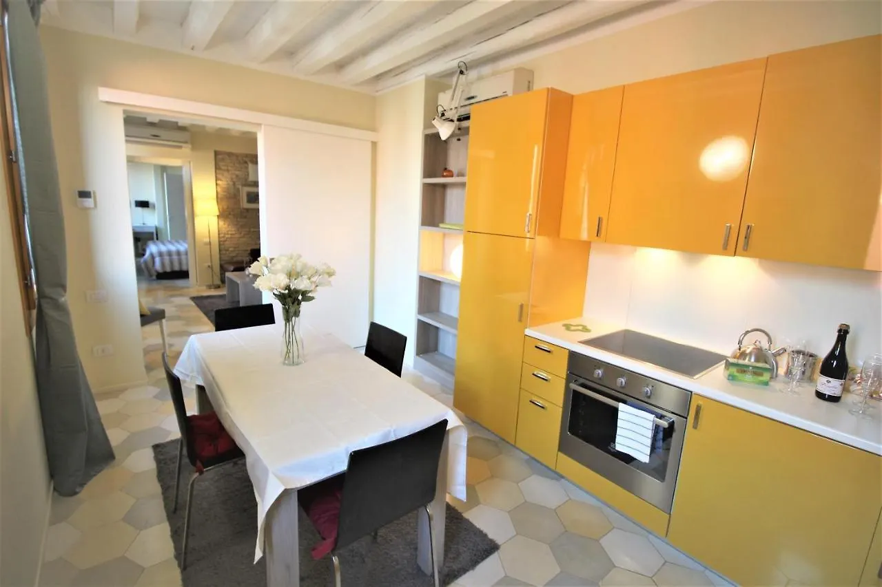 New Central And Spacious Venice Apartment
